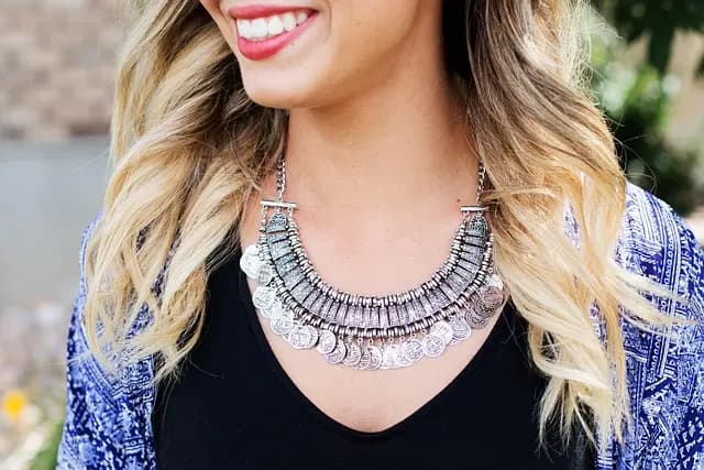 Cómo combinar prendas básicas para un look actual