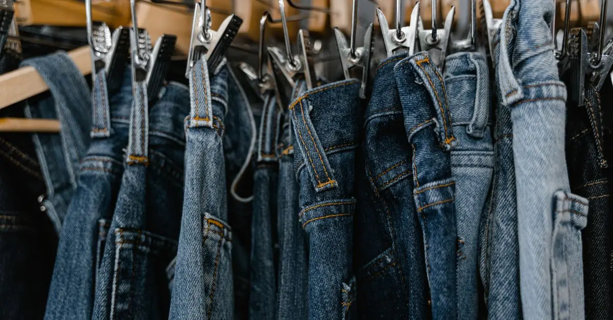 Cómo seleccionar ropa sostenible al comprar en línea