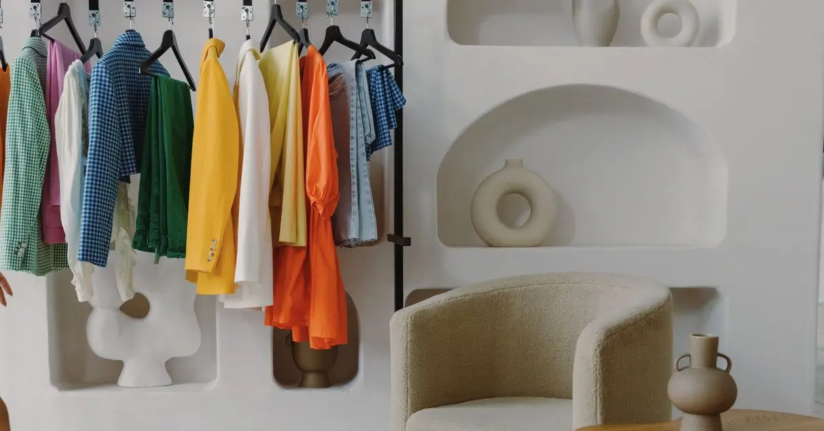 Cómo adaptar tu armario digital a las tendencias actuales de moda