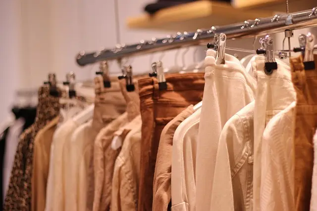 Cómo combinar colores en la moda en línea para un estilo perfecto