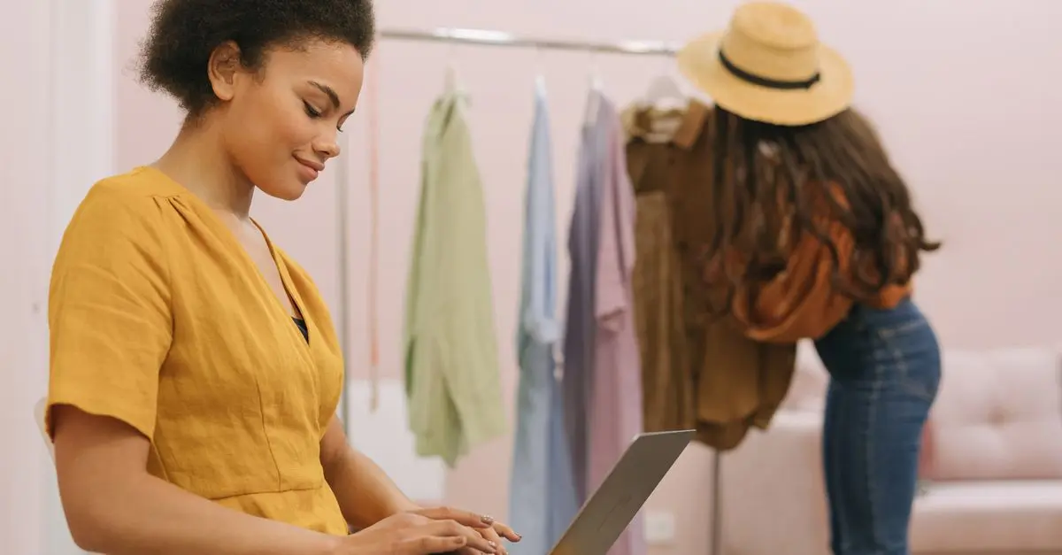 Cómo las redes sociales están revolucionando la moda en línea