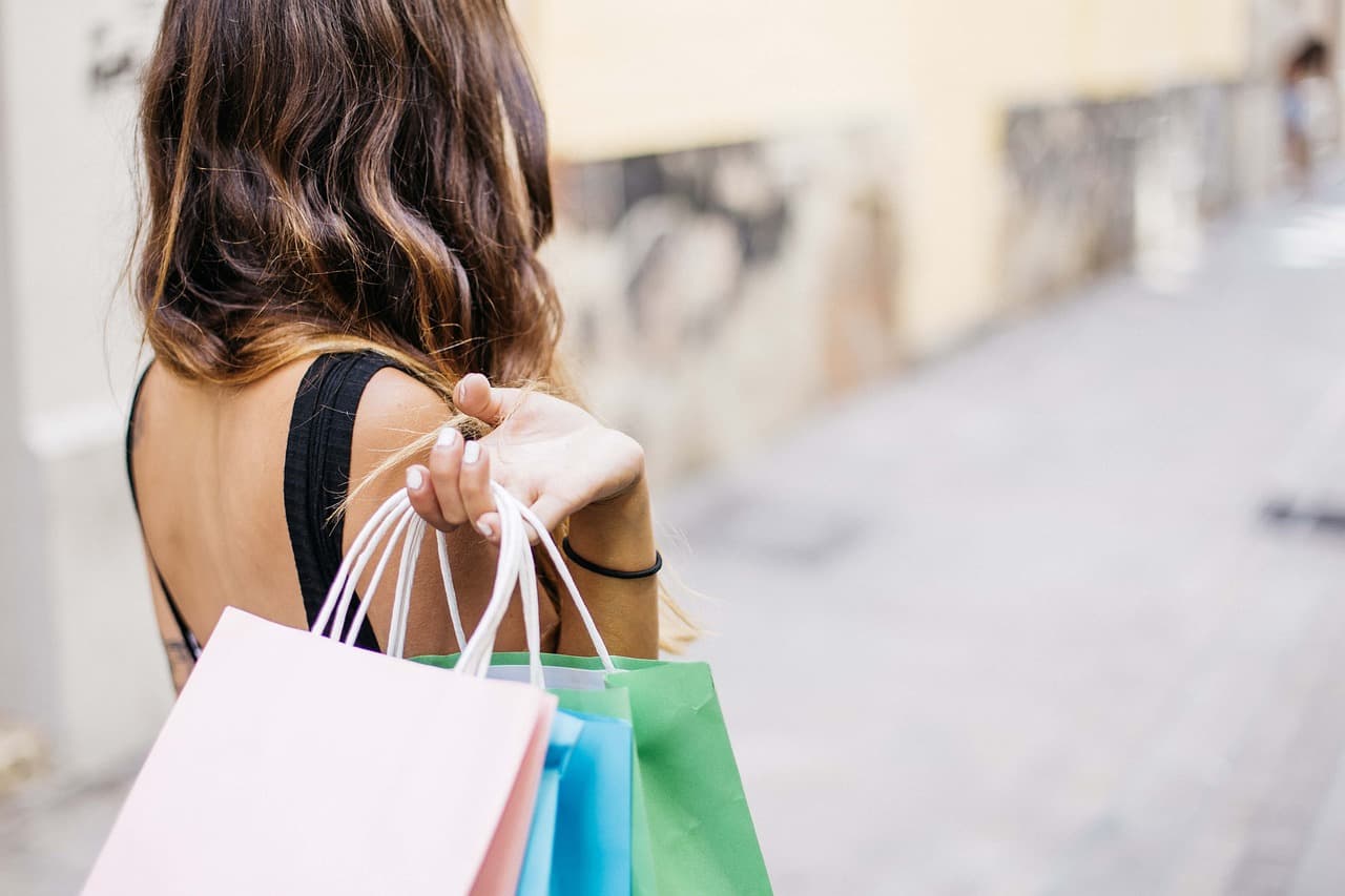 Cómo mantener tu estilo personal a través de la moda en línea