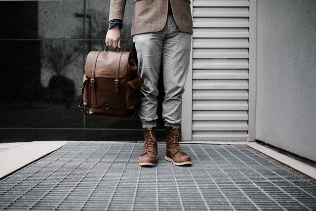 Cómo combinar prendas de moda en línea para un estilo actual