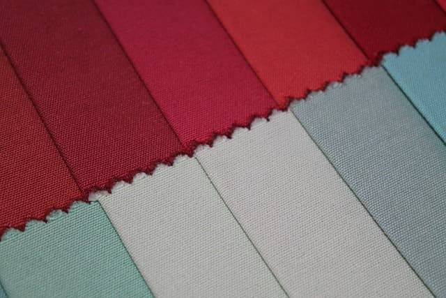 Cómo combinar colores en tus outfits para un estilo perfecto